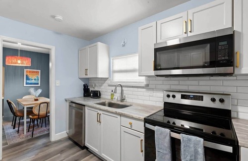 College Park Casa | The Blue BungalownPeaceful | Porch | HotTub I DT