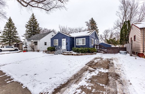 Fargo Casa | The Blue Cottage Blocks from NDSU - Furnished & Ready For You!
