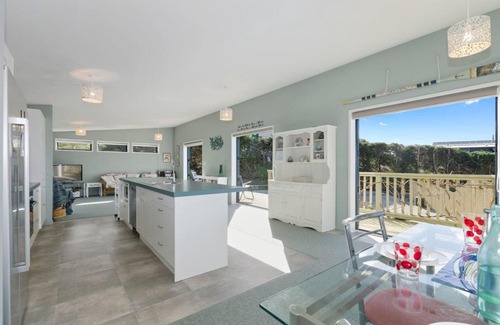 Waipu Casa | The Blue Cottage with WiFi- Waipu Holiday Home