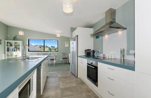 Waipu Casa | The Blue Cottage with WiFi- Waipu Holiday Home