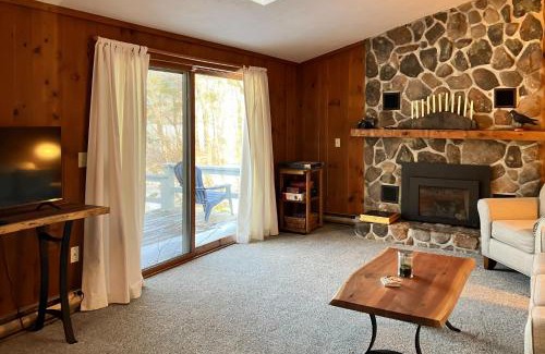 Moultonborough Casa | The Blue Door Cabin