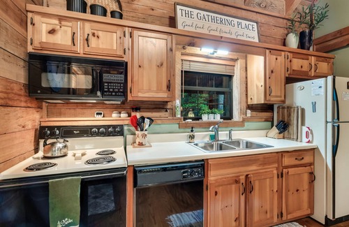 Townsend Cabina | The Blue Door Cabin: Charming, All-Wood w/Screened-in Porches - quiet & relaxing