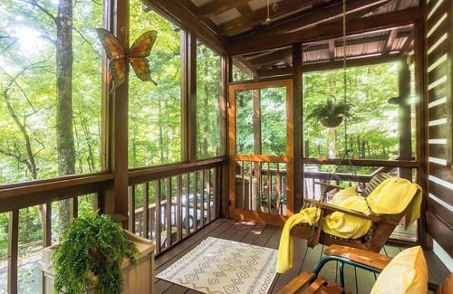 Townsend Cabina | The Blue Door Cabin: Charming, All-Wood w/Screened-in Porches - quiet & relaxing