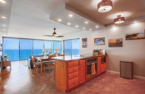 North Pacific Beach Condominio | The Blue Grotto: 11th fl. ocean view+parking+pool!