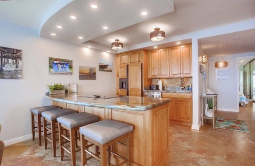 North Pacific Beach Condominio | The Blue Grotto: 11th fl. ocean view+parking+pool!
