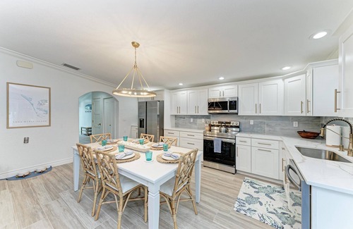 Holmes Beach Casa | The Blue Haven managed by Beach Retreats Vacation Rentals