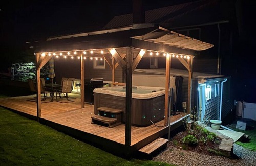 Ohiopyle Apartamento | The Blue Heron · Walk to the Falls! Celebrate the Season in Ohiopyle!