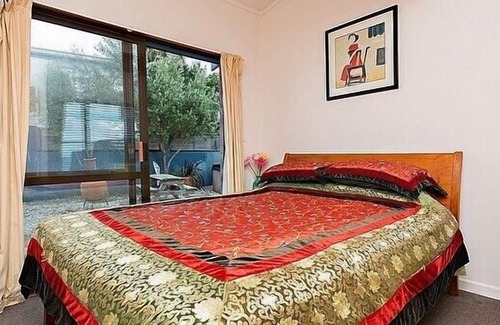 Papamoa Beach Cabaña | THE BLUE HOUSE - PAPAMOA HOLIDAY HOME, with a garden in Papamoa Beach