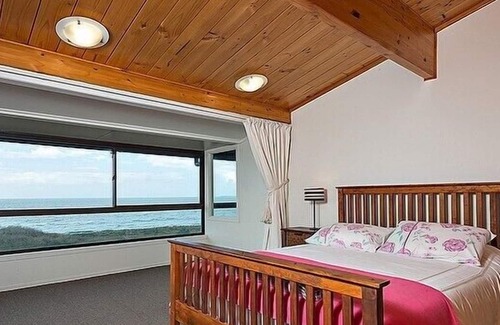 Papamoa Beach Cabaña | THE BLUE HOUSE - PAPAMOA HOLIDAY HOME, with a garden in Papamoa Beach