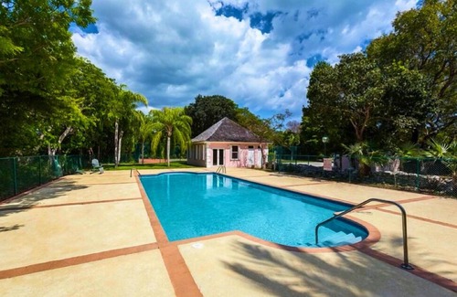 Freeport Casa | The Blue Inn Villa, 3 Bedroom Vacation Home