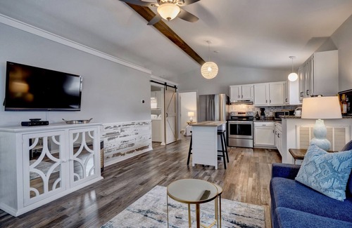 Wilmington Historic District Cabaña | The "Blue Moon" Cottage, Downtown Wilmington! 9 blocks to Historic Riverfront!