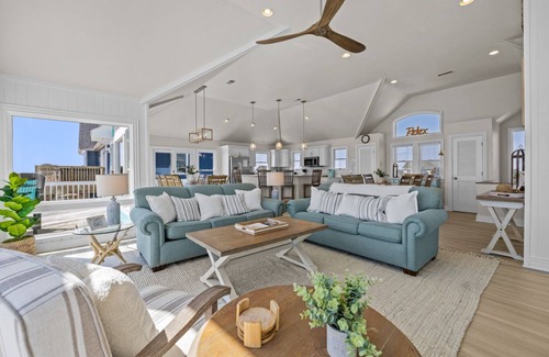 Waves Casa | The Blue Moon - Ocean Front - Pool - Hot Tub - Theater - Elevator- Dog Friendly!
