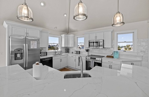 Waves Casa | The Blue Moon - Ocean Front - Pool - Hot Tub - Theater - Elevator- Dog Friendly!