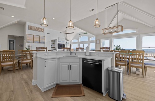 Waves Casa | The Blue Moon - Ocean Front - Pool - Hot Tub - Theater - Elevator- Dog Friendly!
