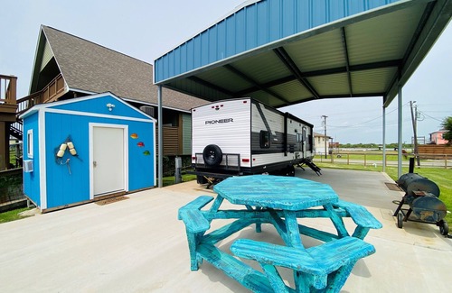 Cedar Lane Casa | The Blue Pelican - RV Lot