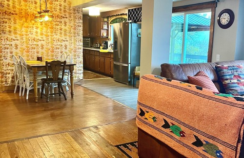New River Casa | The Blue Ridge Bungalow- 3BR 2BA, hot tub with panoramic views, dog-friendly.