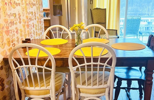 New River Casa | The Blue Ridge Bungalow- 3BR 2BA, hot tub with panoramic views, dog-friendly.