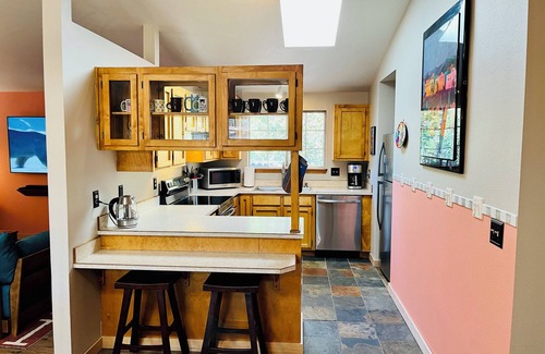 Mountain View District Casa | The Blue Spruce - bright, clean 2-bedroom home