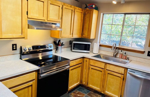 Mountain View District Casa | The Blue Spruce - bright, clean 2-bedroom home