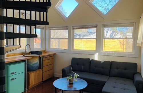 Westwood Place Cabina | The Bluebird- A Cute, Cozy Tiny House, 5 mins to Downtown Asheville