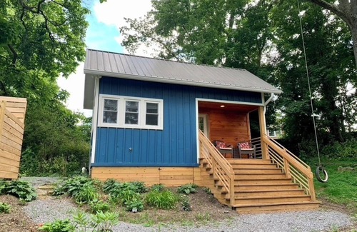 Westwood Place Cabina | The Bluebird- A Cute, Cozy Tiny House, 5 mins to Downtown Asheville