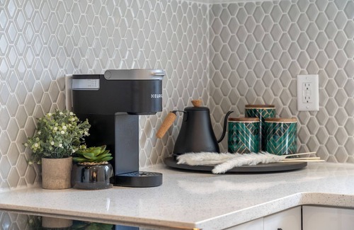 Southeast Calgary Casa | The Bluebird & The Nest | 10 Min DT | Free Parking | Upscale | Private Back Yard
