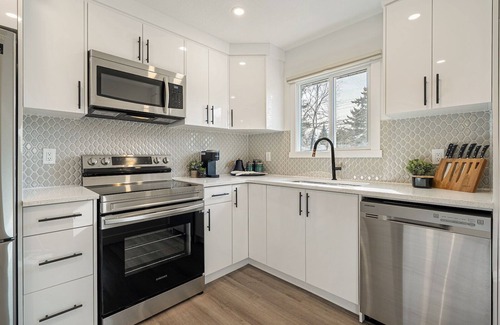 Southeast Calgary Casa | The Bluebird & The Nest | 10 Min DT | Free Parking | Upscale | Private Back Yard