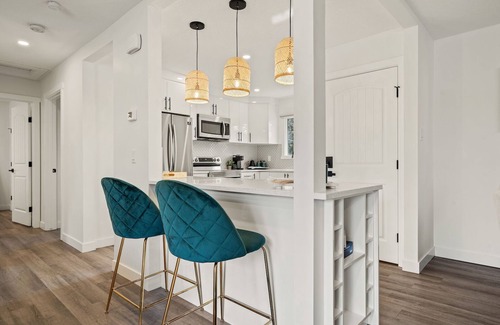 Southeast Calgary Casa | The Bluebird & The Nest | 10 Min DT | Free Parking | Upscale | Private Back Yard