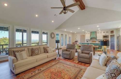 Edgemont Casa | “The Bluffs” A Family-Friendly Home w Deck & Breathtaking Lake View