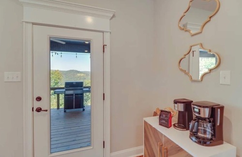 Edgemont Casa | “The Bluffs” A Family-Friendly Home w Deck & Breathtaking Lake View