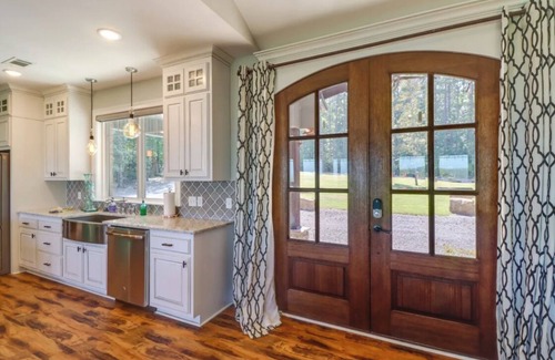 Edgemont Casa | “The Bluffs” A Family-Friendly Home w Deck & Breathtaking Lake View
