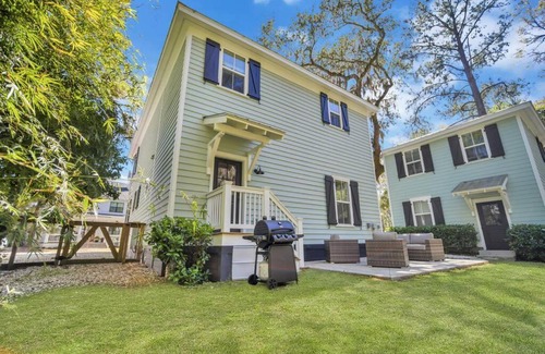 Olde Town Casa | The Bluffton Village Home - 5 BR in Old Town w Carriage Home