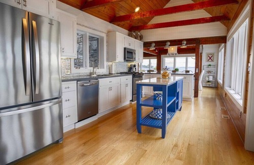 Poplar Ridge Casa | The Boat House - Cayuga Lake Oasis! Beautiful sunsets from the Hot Tub!