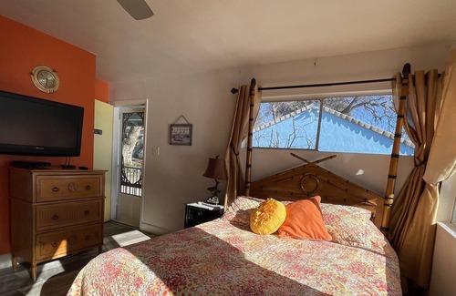 Clear Lake Cabaña | The Boathouse Cottage Clearlake Oaks