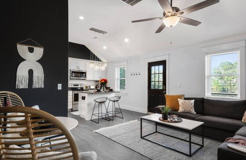 Colington Apartamento | The BoHo Bungalow - Updated Space Close To Beach!