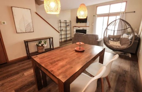 Wisconsin Dells Condominio | The Boho Retreat- Cozy and welcoming in a Central location