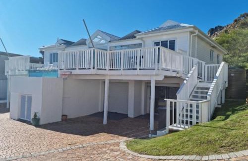 Mountainside Casa | 'The Bolussi Beachhouse', sleeps 12 in 6 en-suite bedrooms with Indoor Pool