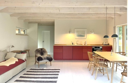 Ulsnis Casa | The "Bootshaus" is located in quiet Ulsnis with a lot of nature around the house, just behind the coach house at the ferry house, plus its own garden of approx. 1000m², which is currently still in the growth phase, pure nature