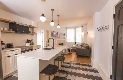 Shaughnessy Village Apartamento | The Bordeaux - 4 bedrooms, 1,5 baths Apartment in Montréal Downtown With Parking