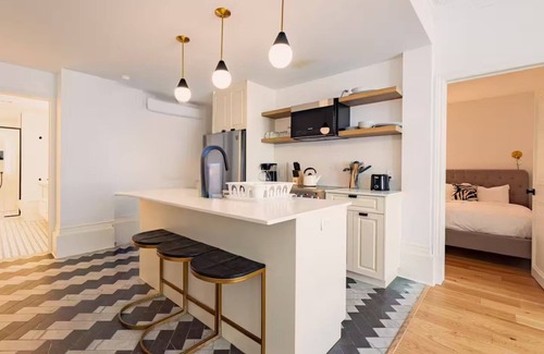 Shaughnessy Village Apartamento | The Bordeaux - 4 bedrooms, 1,5 baths Apartment in Montréal Downtown With Parking