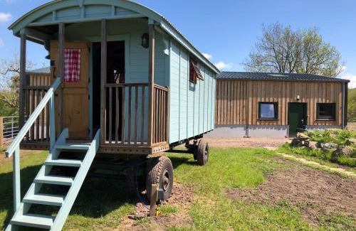 Perth Otro | The Bothy and Wagon at Pitmeadow Farm