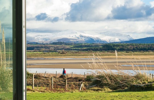 Malltraeth Casa | The Brackens: Beachfront holiday home, sleeps 6
