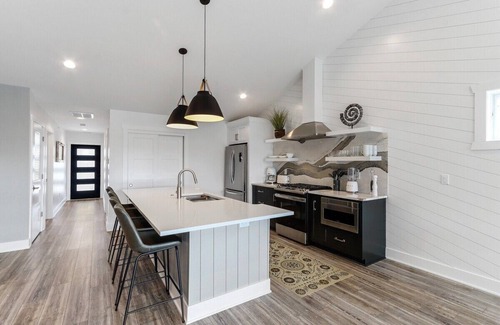 Lake Geneva Apartamento | The Brick and Mortar Collection| 3 Loft Units| Upscale Group Getaway |Walk-Out Balcony| Downtown