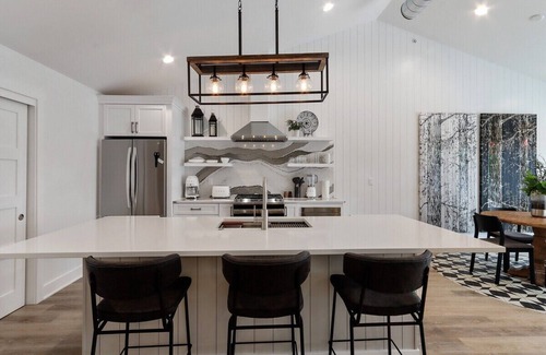 Lake Geneva Apartamento | The Brick and Mortar Collection| 3 Loft Units| Upscale Group Getaway |Walk-Out Balcony| Downtown