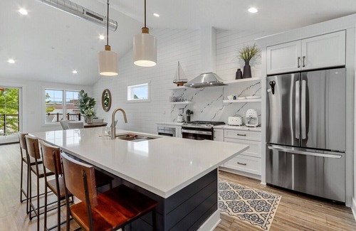 Lake Geneva Apartamento | The Brick and Mortar Collection| 3 Loft Units| Upscale Group Getaway |Walk-Out Balcony| Downtown