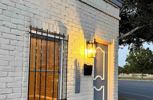 McAllen Casa | The Brick House- Cozy Stay in McAllen