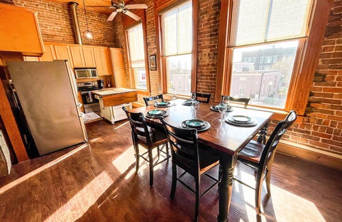 Nacogdoches Condominio | The Brick Street Suite, high ceilings, historic brick street location