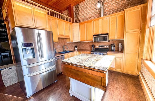 Nacogdoches Condominio | The Brick Street Suite, high ceilings, historic brick street location