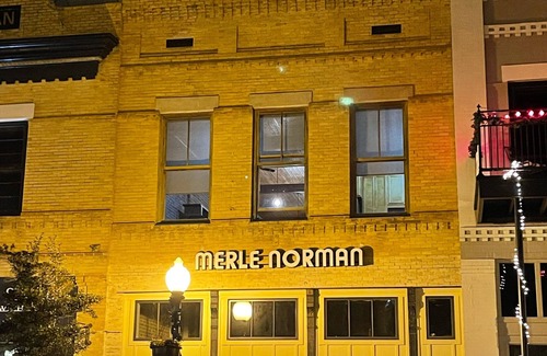 Nacogdoches Condominio | The Brick Street Suite, high ceilings, historic brick street location