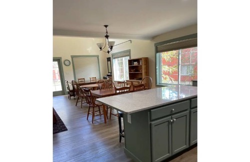 Nauvoo Casa | The Brickhouse in Nauvoo Sleeps 18!